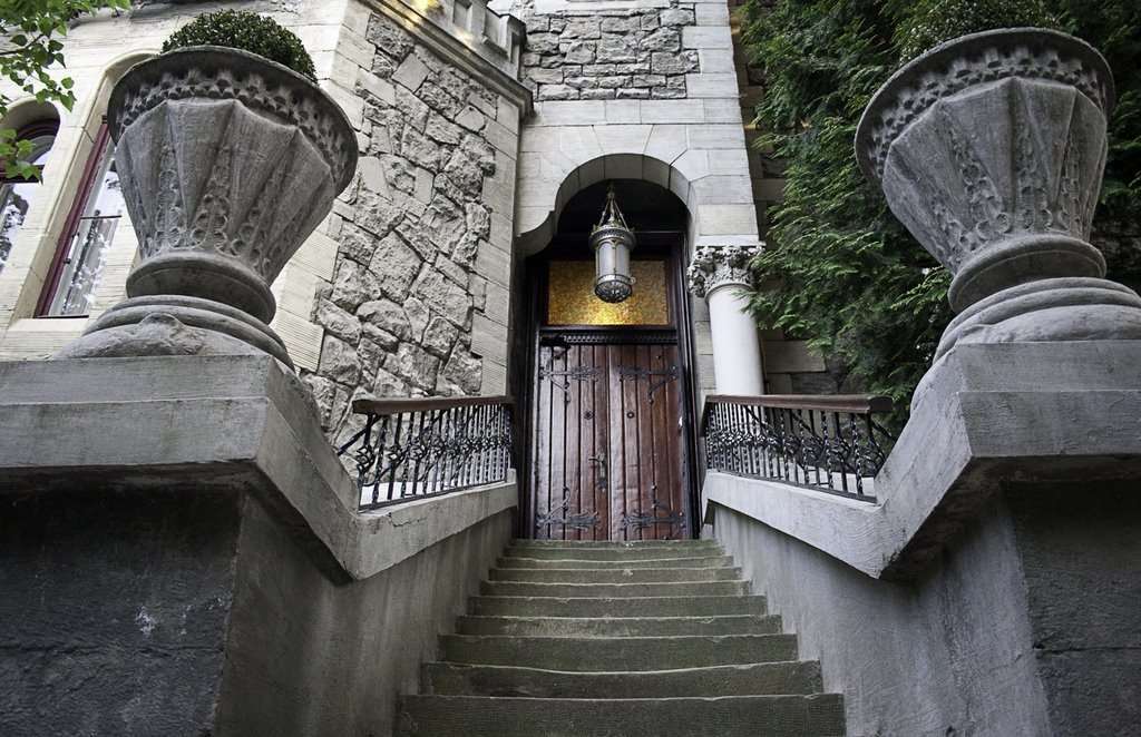 Lion's Castle Hotel 4*