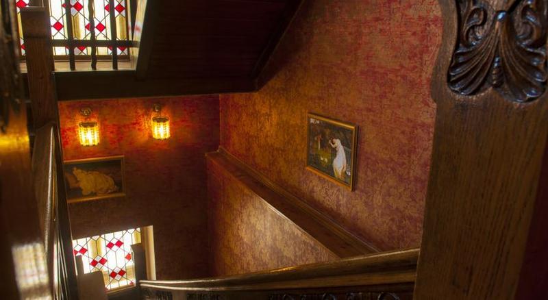 Lion's Castle Hotel 4*