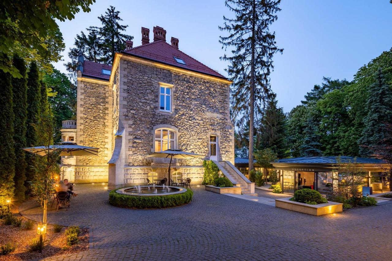 Lion's Castle Hotel